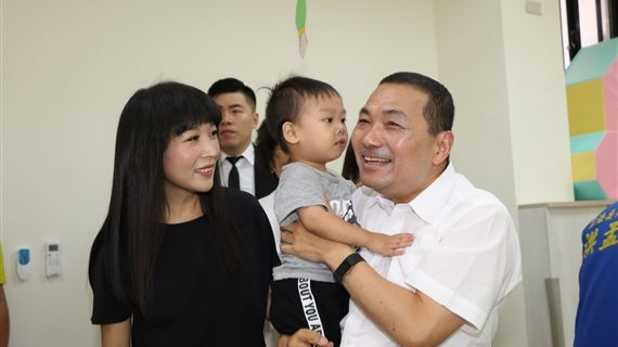 一位小朋友做勢要親侯友宜臉頰 讓期盼當阿公的侯友宜好期待
