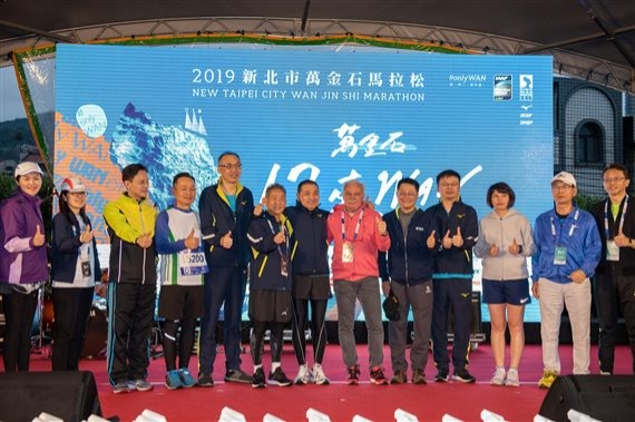 市長於主舞臺替選手加油