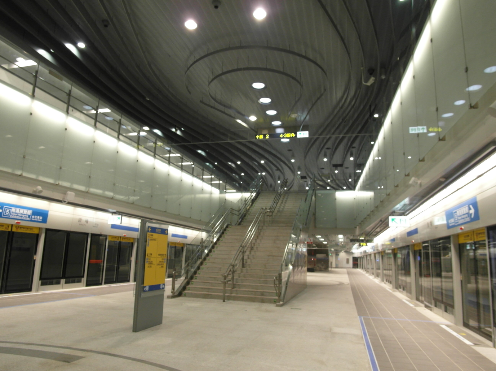 捷運頂埔站站內