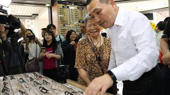 侯友宜幫長輩挑喜愛的鏡框
