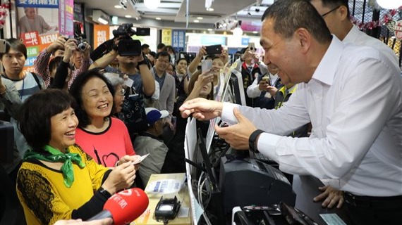 侯友宜在仁愛眼鏡公司扮演店長 檢查長輩的身分是否年滿65歲符合資格