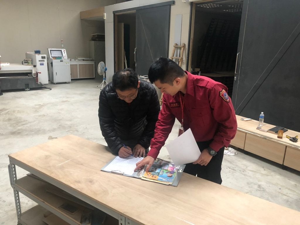 消防人員執行工廠防火診斷