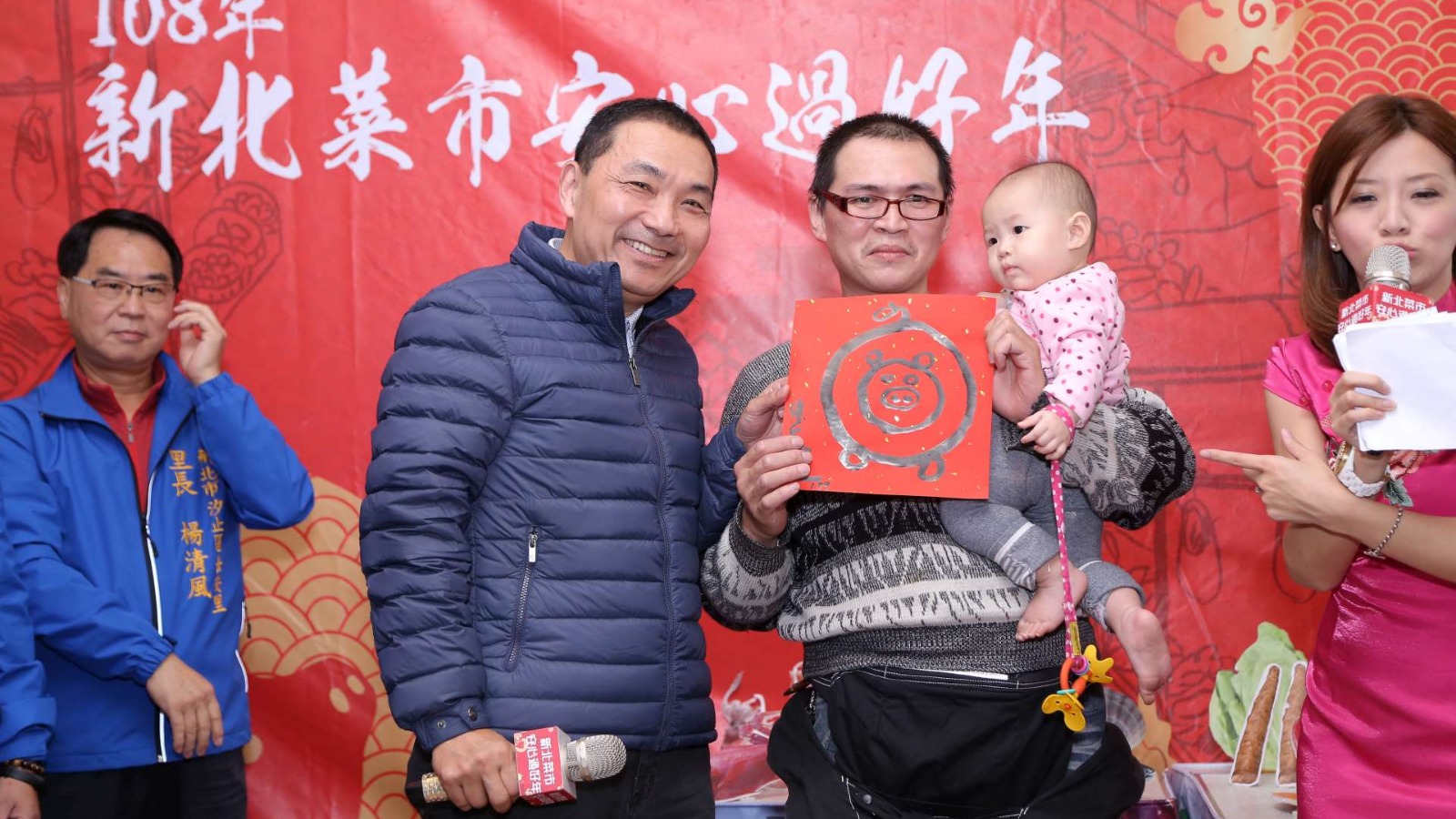 侯市長送出親手繪製的春聯