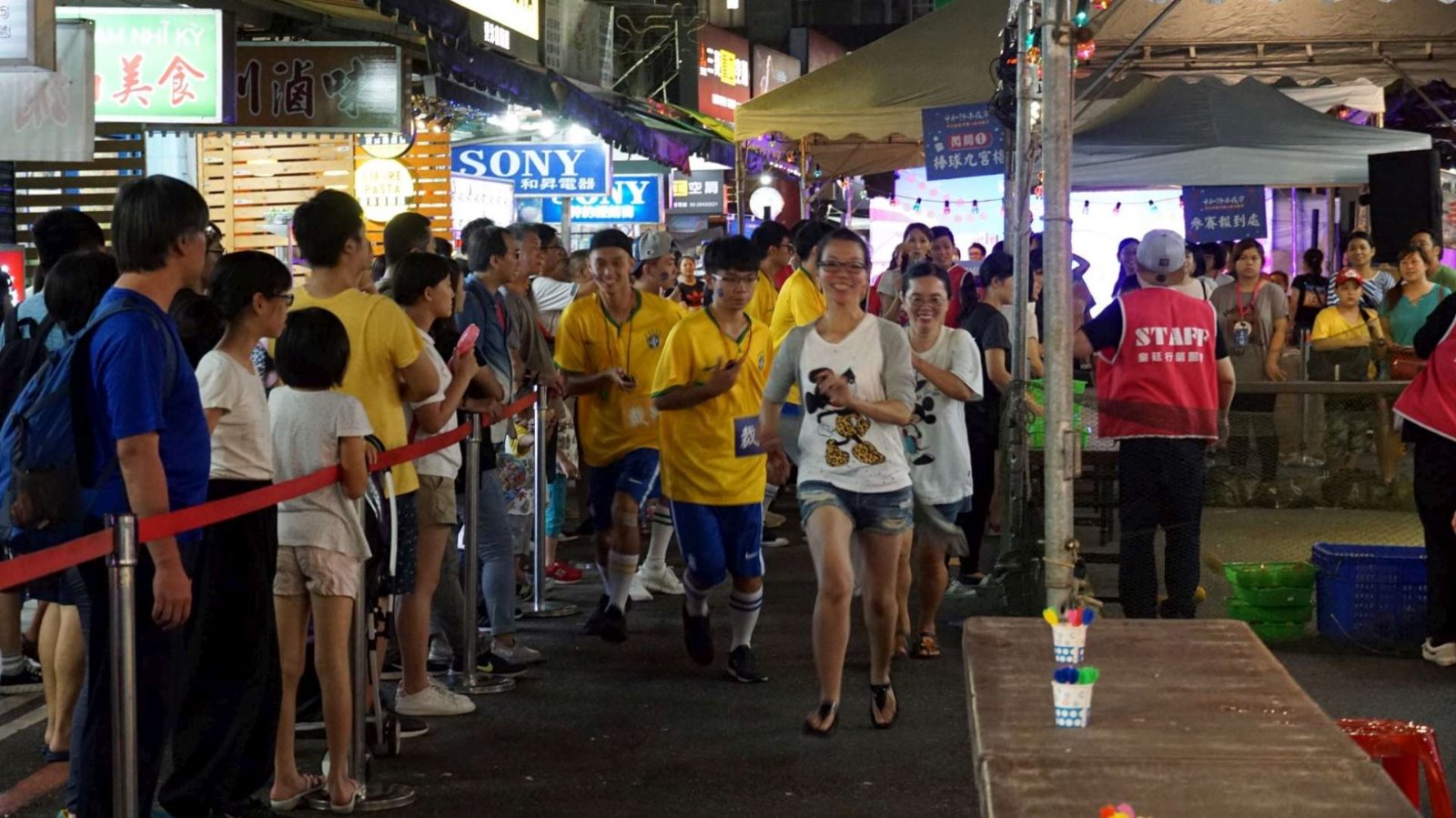 新北市首創夜市鐵人三項,參賽者使出渾身解數搶第一。