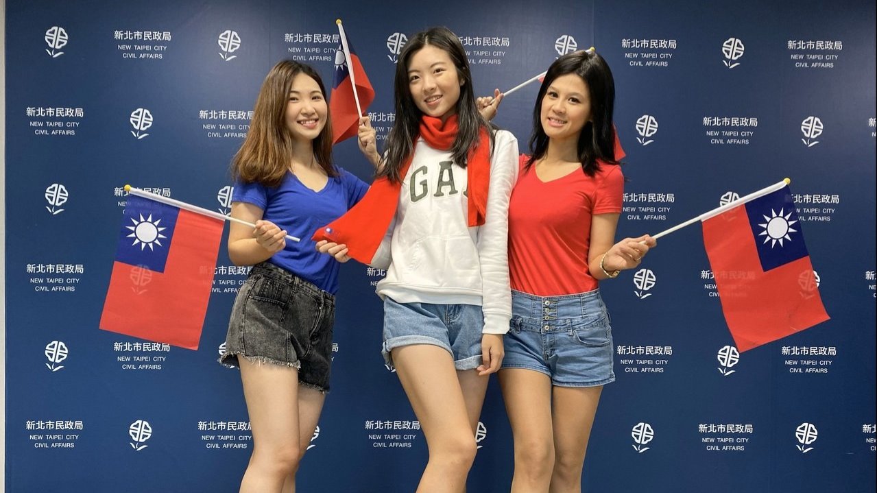升旗典禮發送限量國旗圍巾