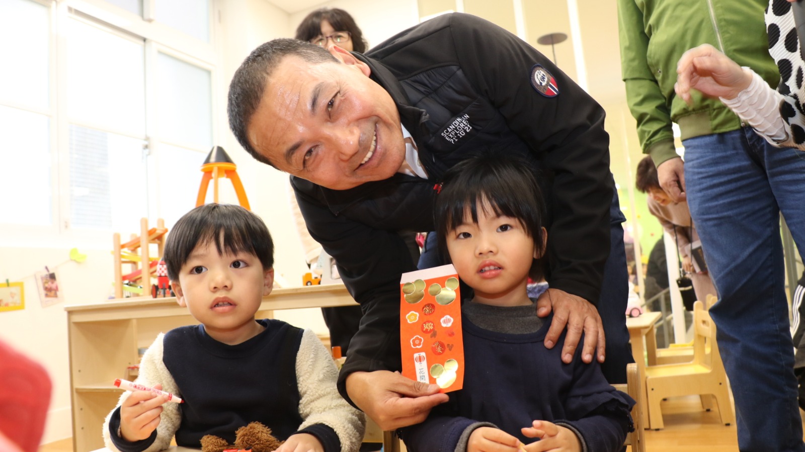 市長和小朋友一起做紅包