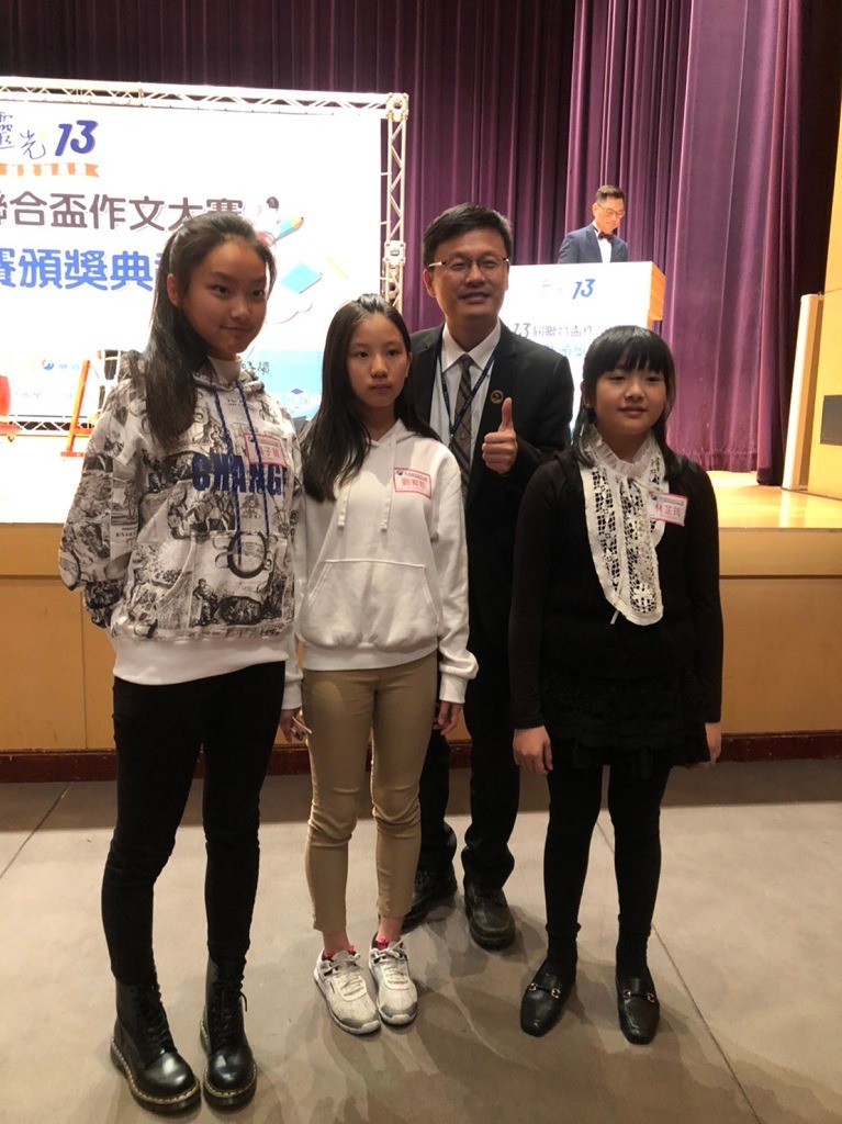 局長與來自新北3位全國首獎得主合影,讚揚好表現