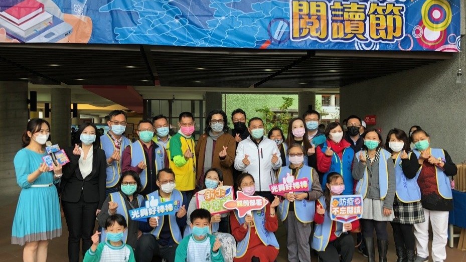 市長與線上國際閱讀節記者會工作人員開心合影