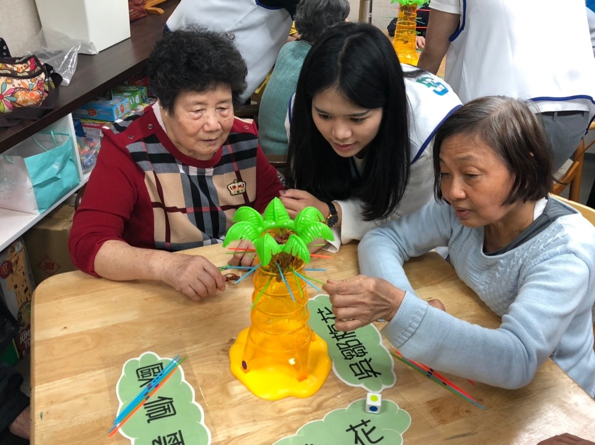 富邦人壽世代志工到海山公共托老中心陪伴長輩玩猴子抽抽樂桌遊