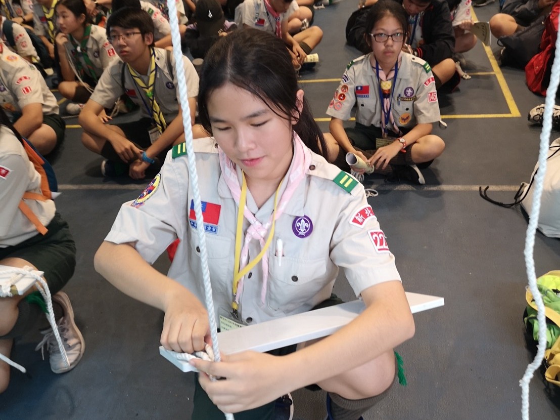 新泰國中辦理童軍專科章考驗畢業學長姊回校指導服ˋ弓