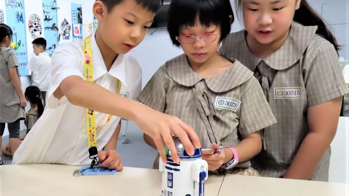 暑期「AI在陪讀」創客機器人活動