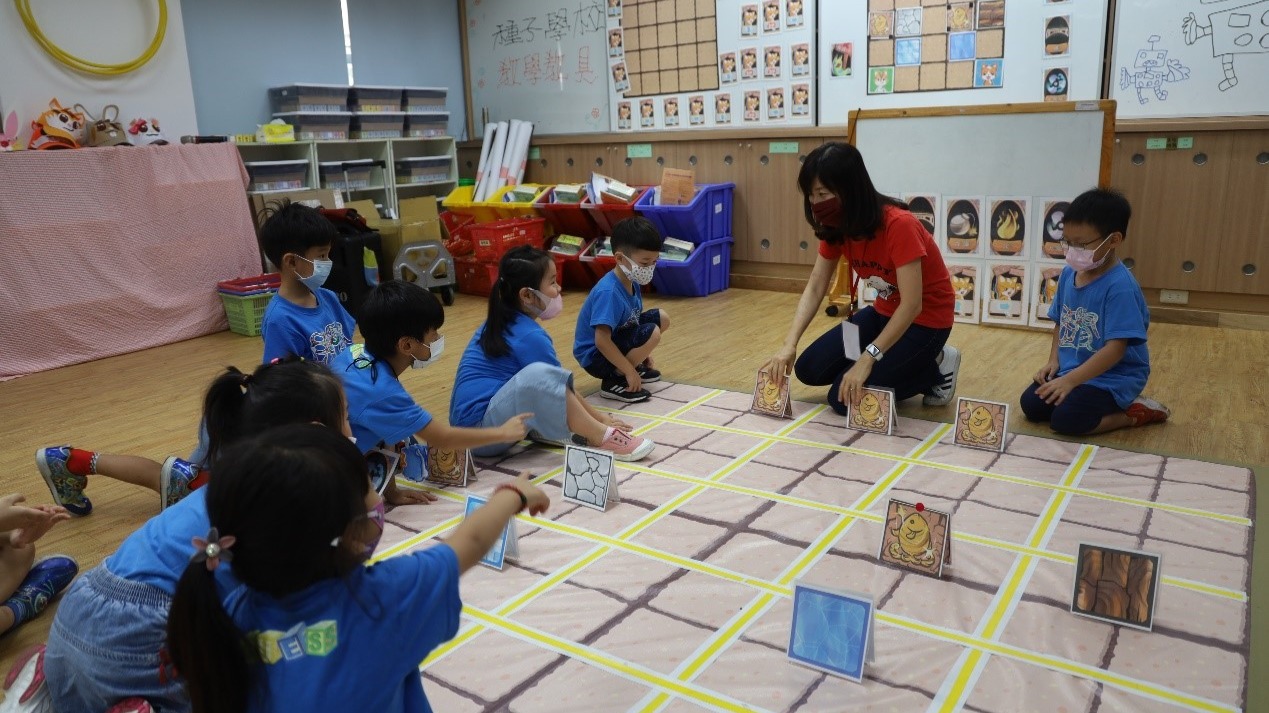 學前程式教育種子教師帶領孩子進行不插電程式桌遊學習活動