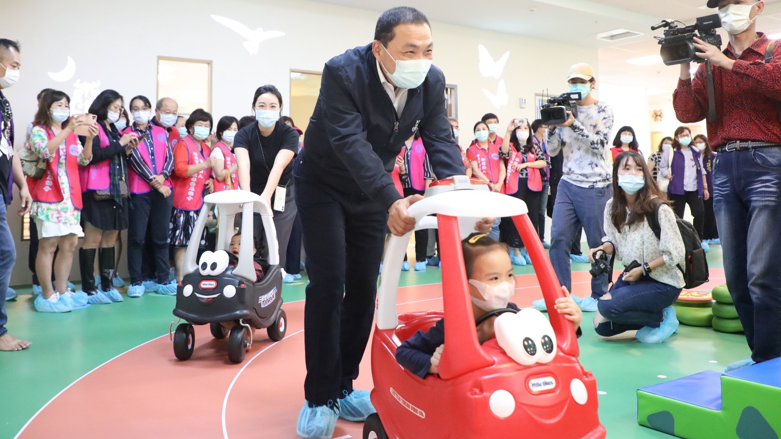 市長與幼兒一同體驗林口西林公托中心特色運動場