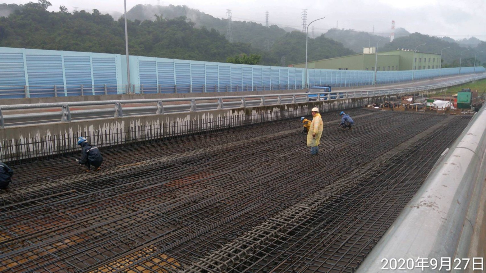 橋P3-2基礎引孔及型鋼打設