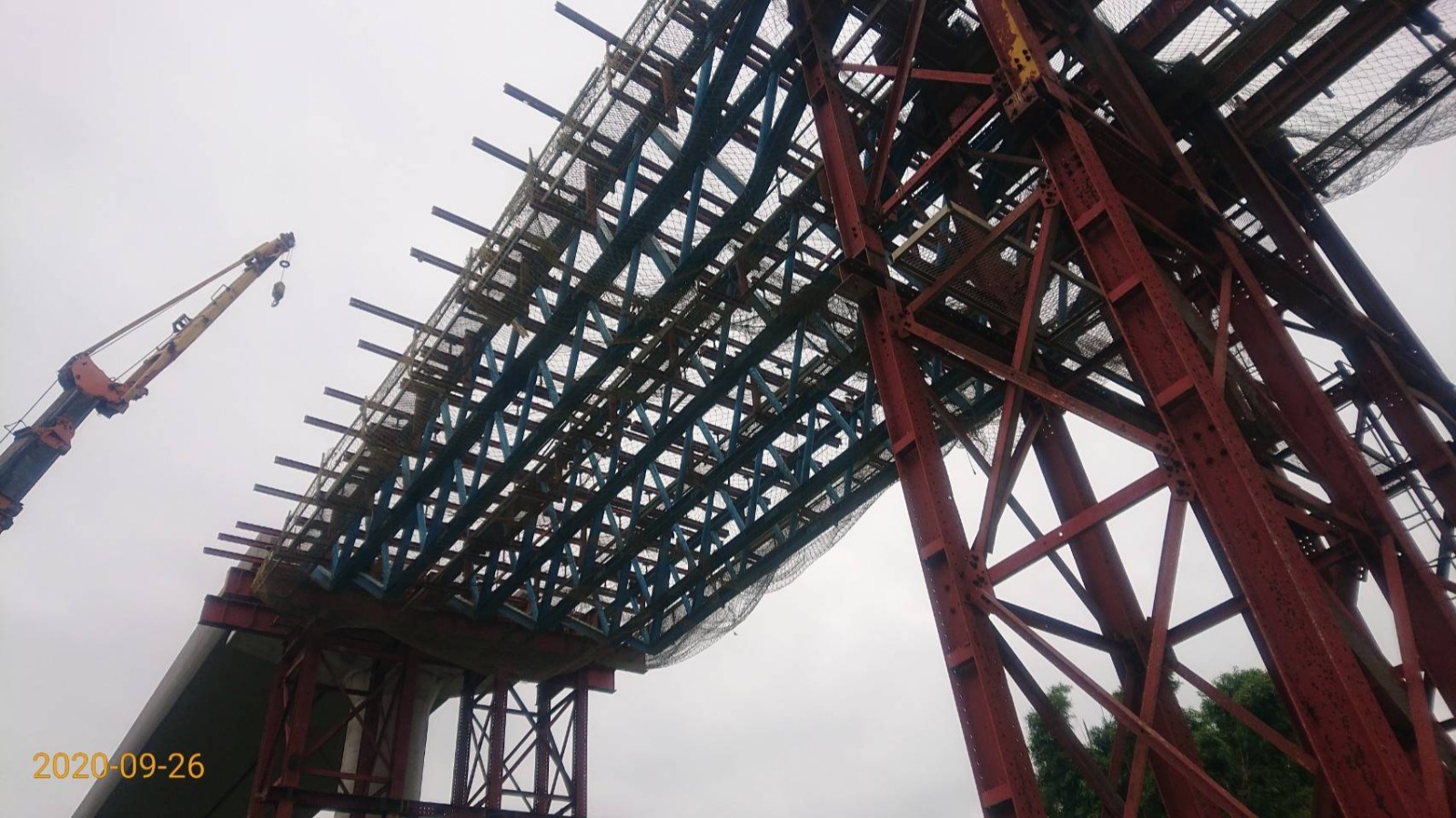 三峽柑園路P07-5253場撐構件吊裝作業