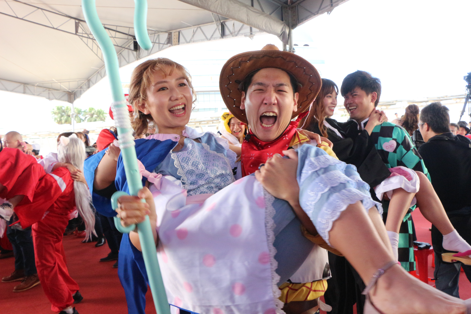 2020新北聯合婚禮新人大玩英雄公主抱