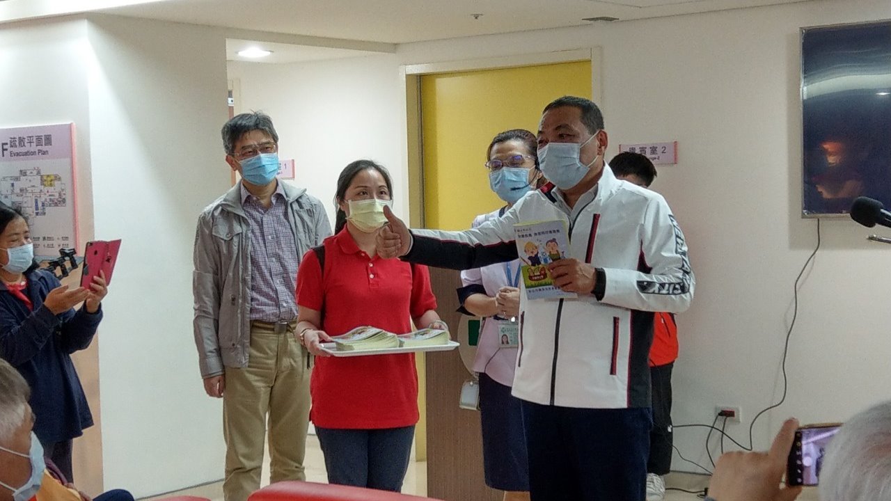 侯友宜市長發送全國唯一農漁民長者健康指引手冊