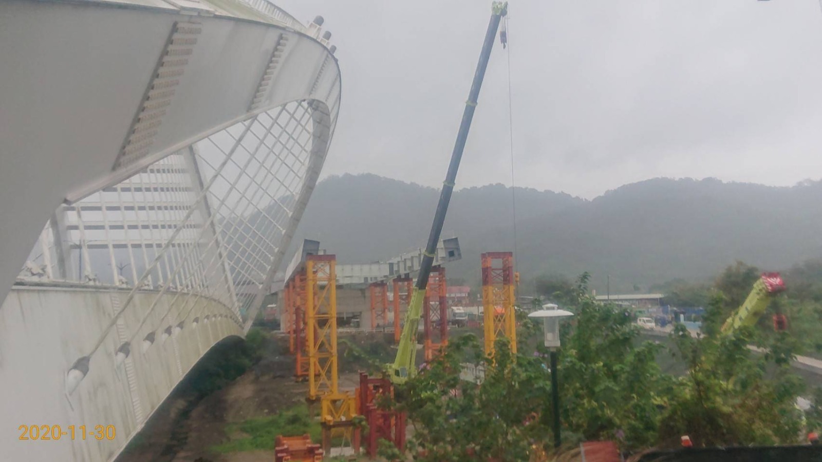 三峽龍埔路P04-07鋼箱梁橫梁吊裝及支撐架安裝作業