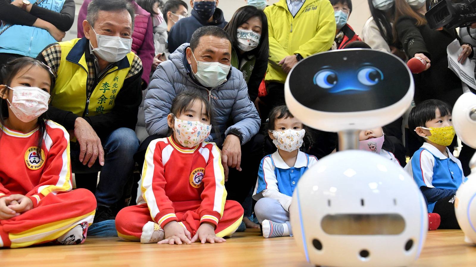 市長和小朋友與機器人互動