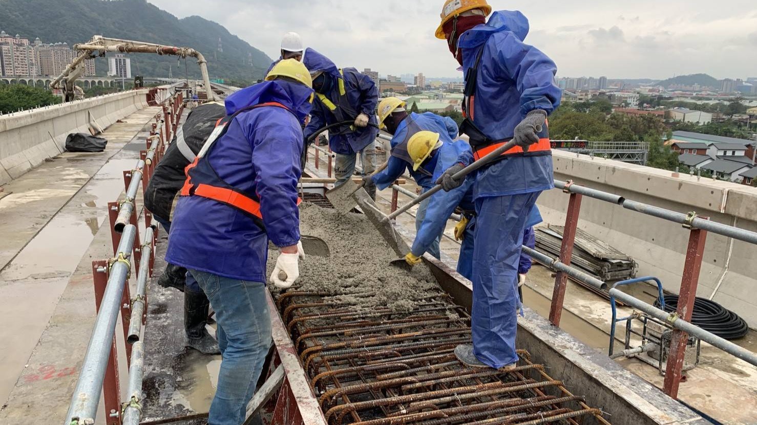 三峽隆恩街P07-35~38橋面版中牆混凝土澆置作業