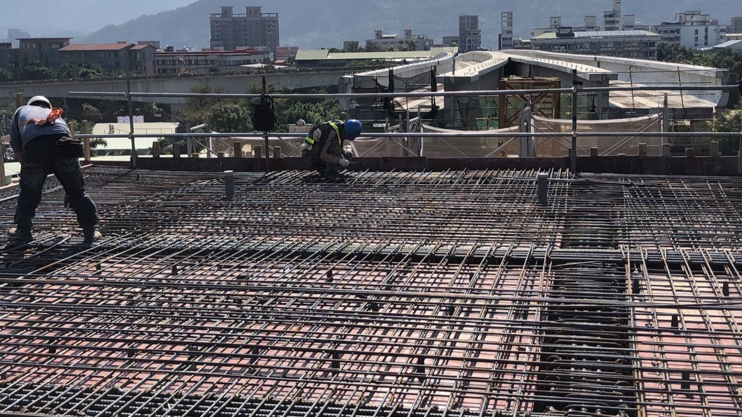 鶯歌國華街LB10車站月臺版鋼筋組立作業