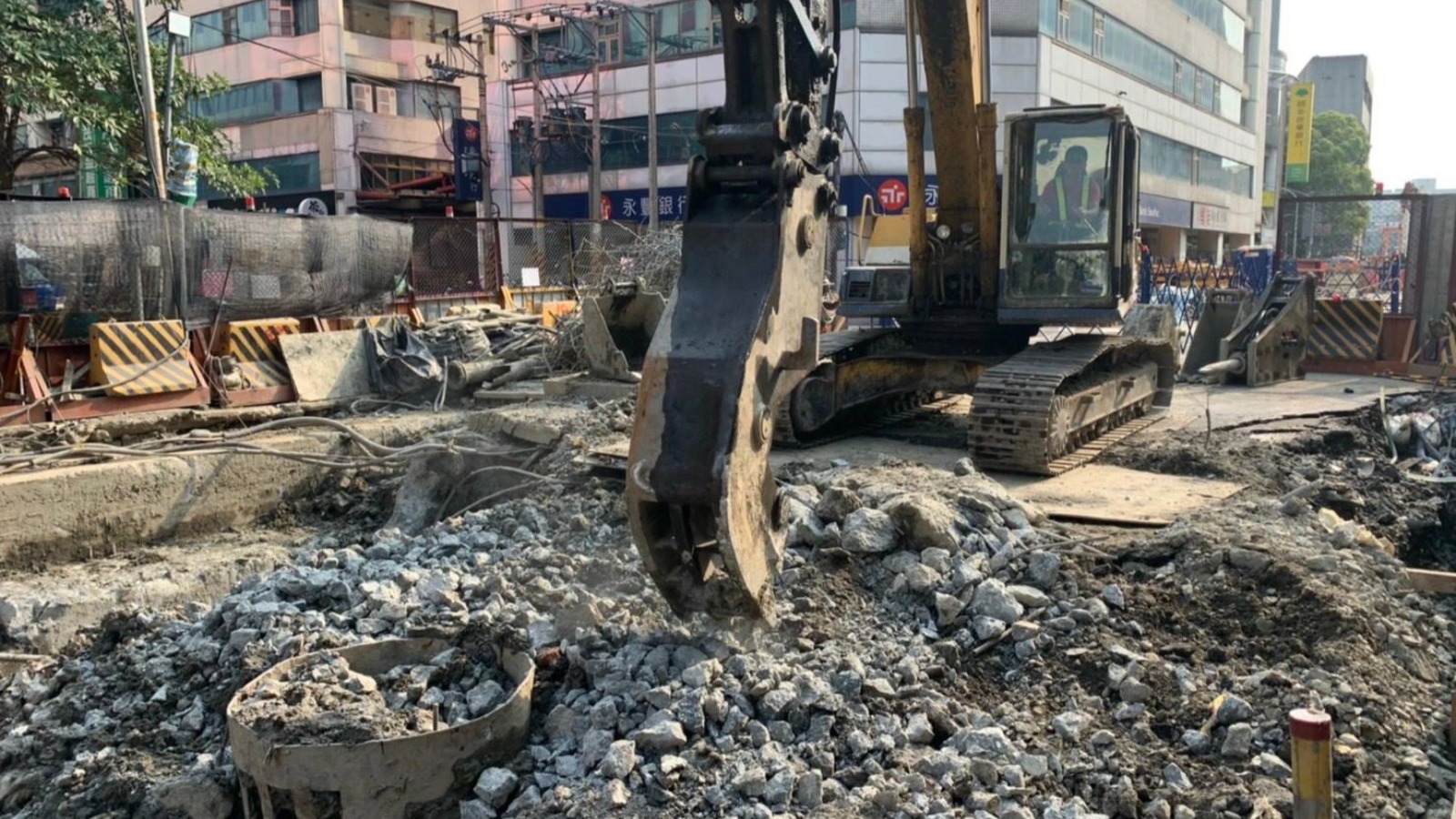 連城路B1區中避線第8單元鋪面打除混凝土塊碎解施作