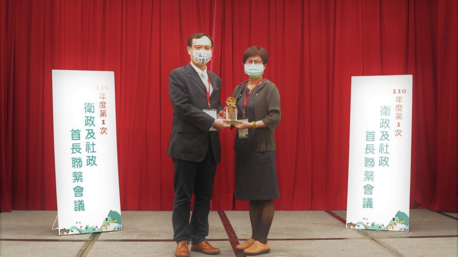 110年4月23日領獎表揚109年地方衛生機關食品藥物類業務考評獲得第一組優等獎