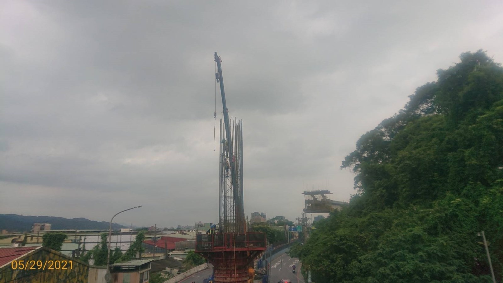 三峽介壽路P02-19墩柱柱筋吊掛綁紮作業