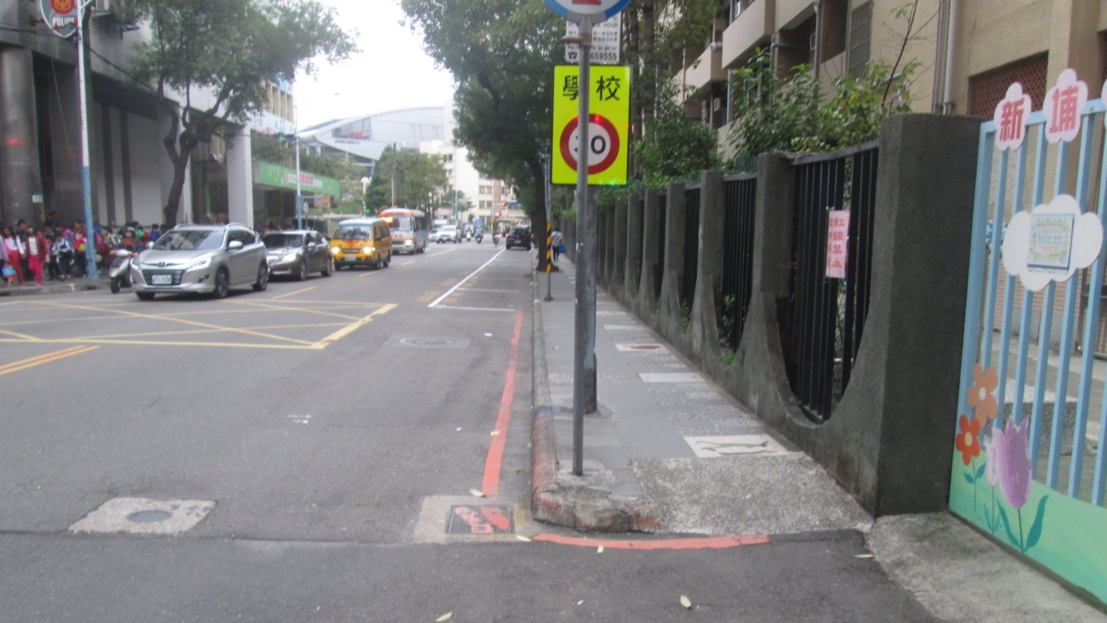 板橋區新埔國中周邊人行道改善前照片