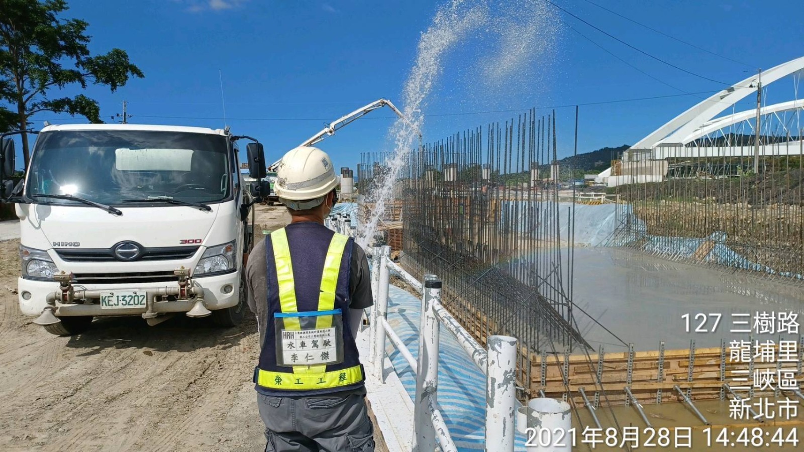 三峽龍埔路機廠引道段基礎撒水養護作業