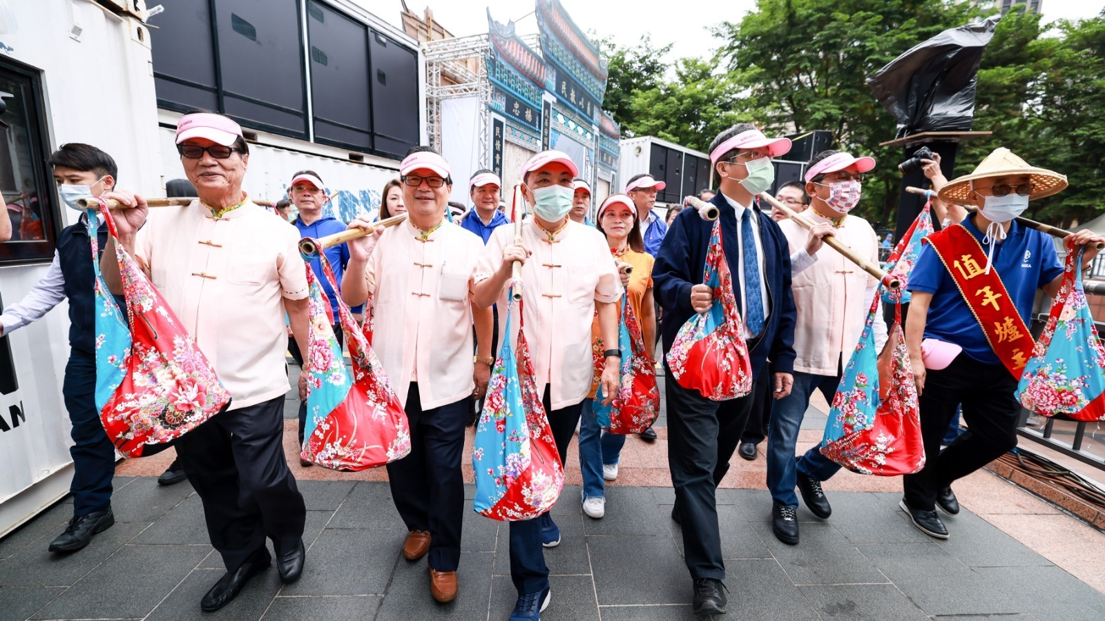 挑擔奉飯傳承下一代