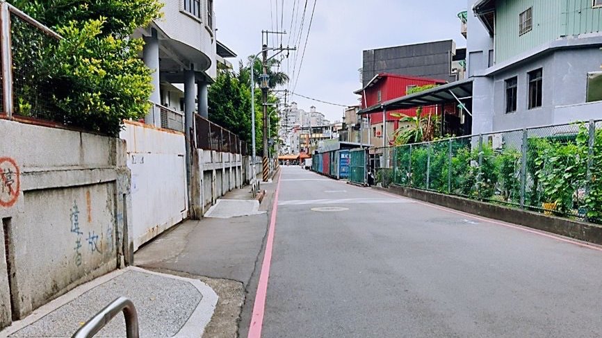 新莊區新泰國中周邊人行道改善前照片 