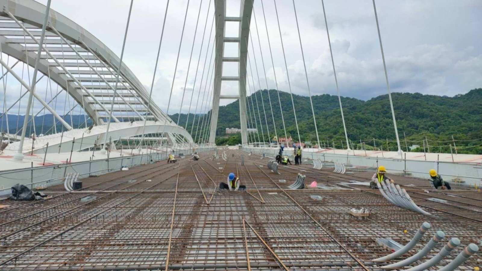 三峽龍埔路鋼拱橋橋面版鋼筋綁紮作業
