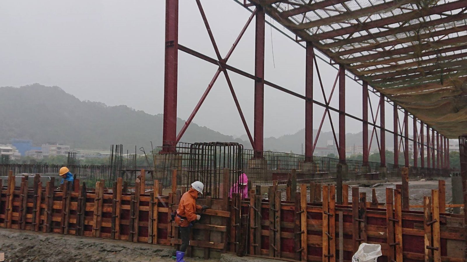 三峽龍埔路機廠駐車廠地梁模板組立作業