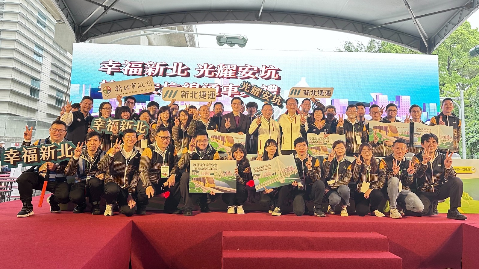 圖2_市長及捷運局同仁合影