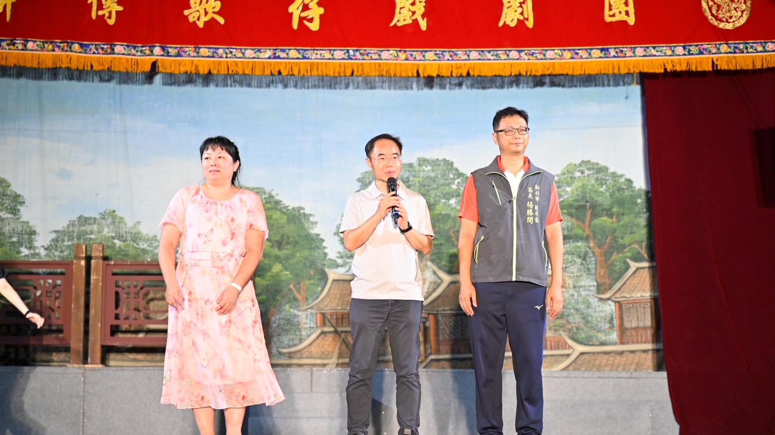 8月29日瑞芳場，邀請「薪傳歌仔戲劇團」在新北市立瑞芳高工演出《三人五目》，文化局王錦華主任秘書、瑞芳區長楊勝閔、瑞芳高工學務主任劉琬茜蒞臨致詞。