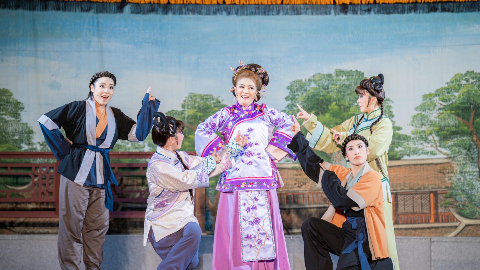 8月29日「薪傳歌仔戲劇團」在新北市立瑞芳高工演出《三人五目》，演員們精湛的演技 ，把臺下觀眾逗的哈哈笑。