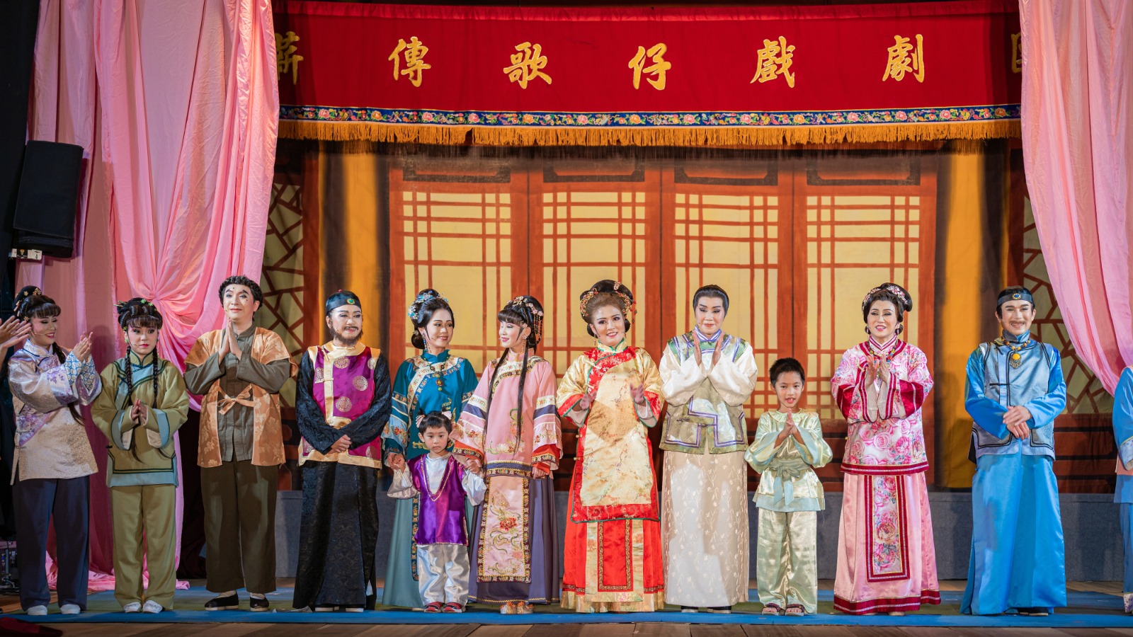 「薪傳歌仔戲劇團《三人五目》」演畢，全體演員謝幕。