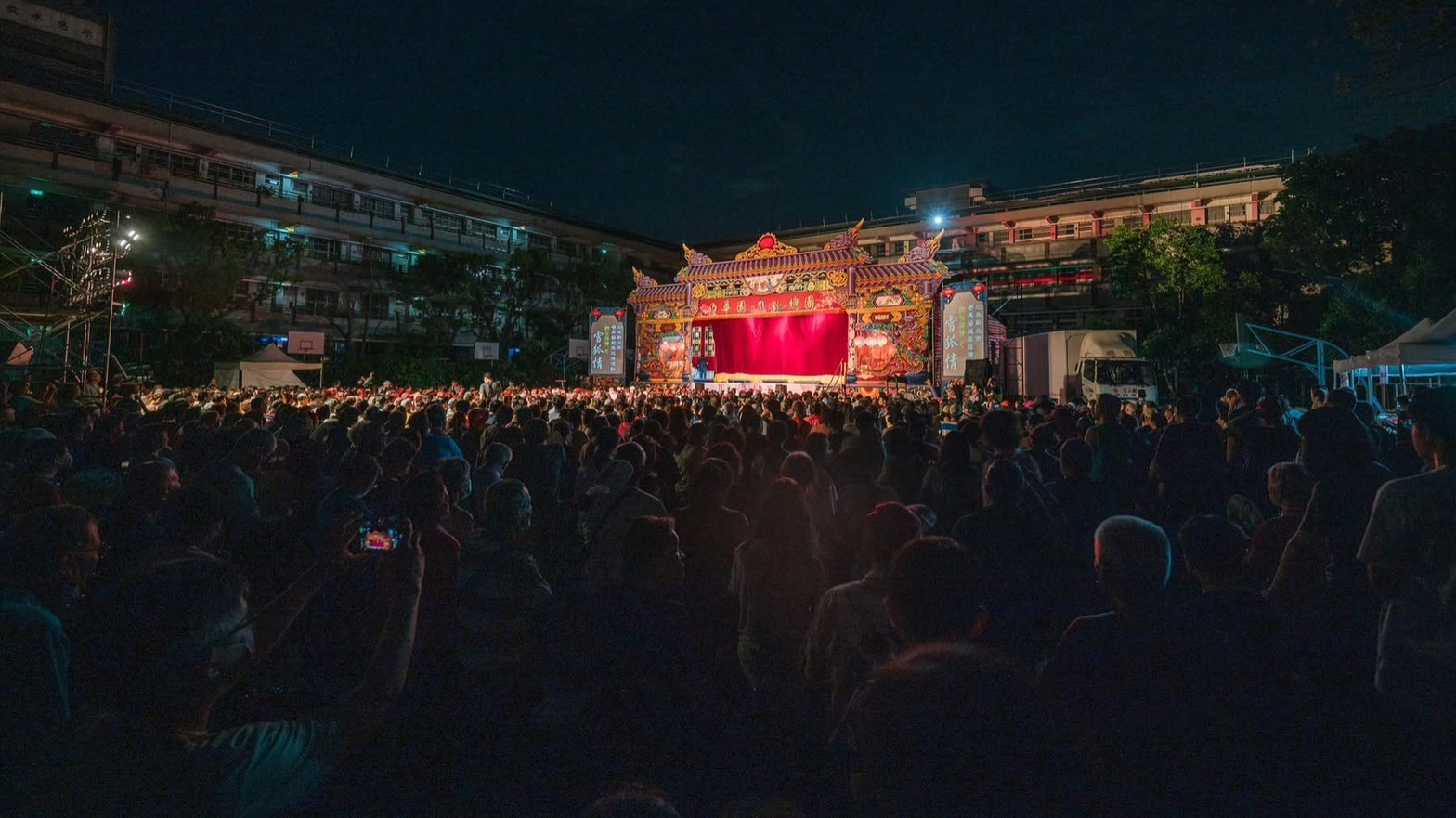 「明華園戲劇總團」在新莊區民安國小演出《濟公活佛之雪狐情》，吸引滿場觀眾前來觀賞。