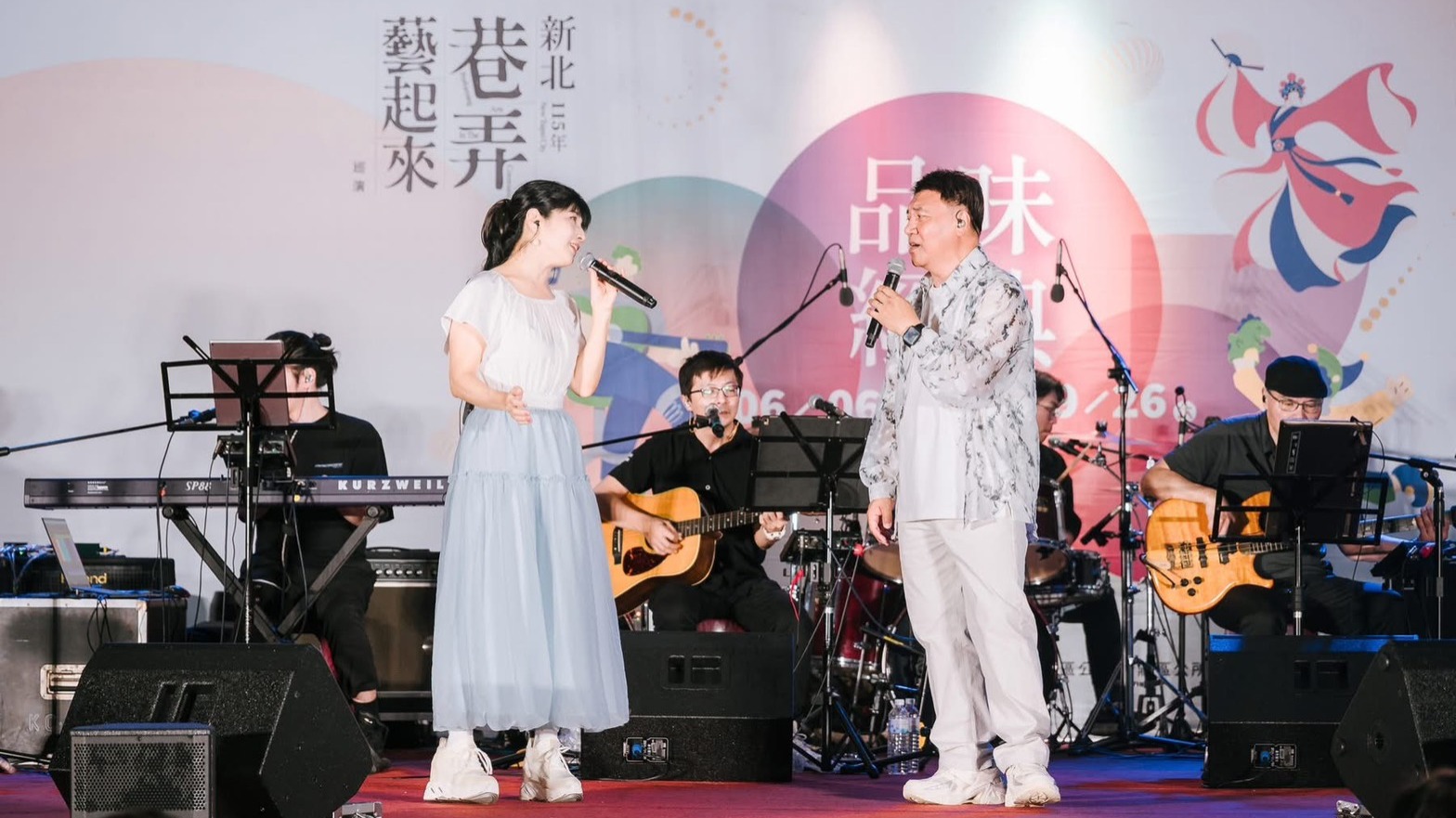 《民歌泰經典》，由施孝榮、陳艾湄合唱一曲。