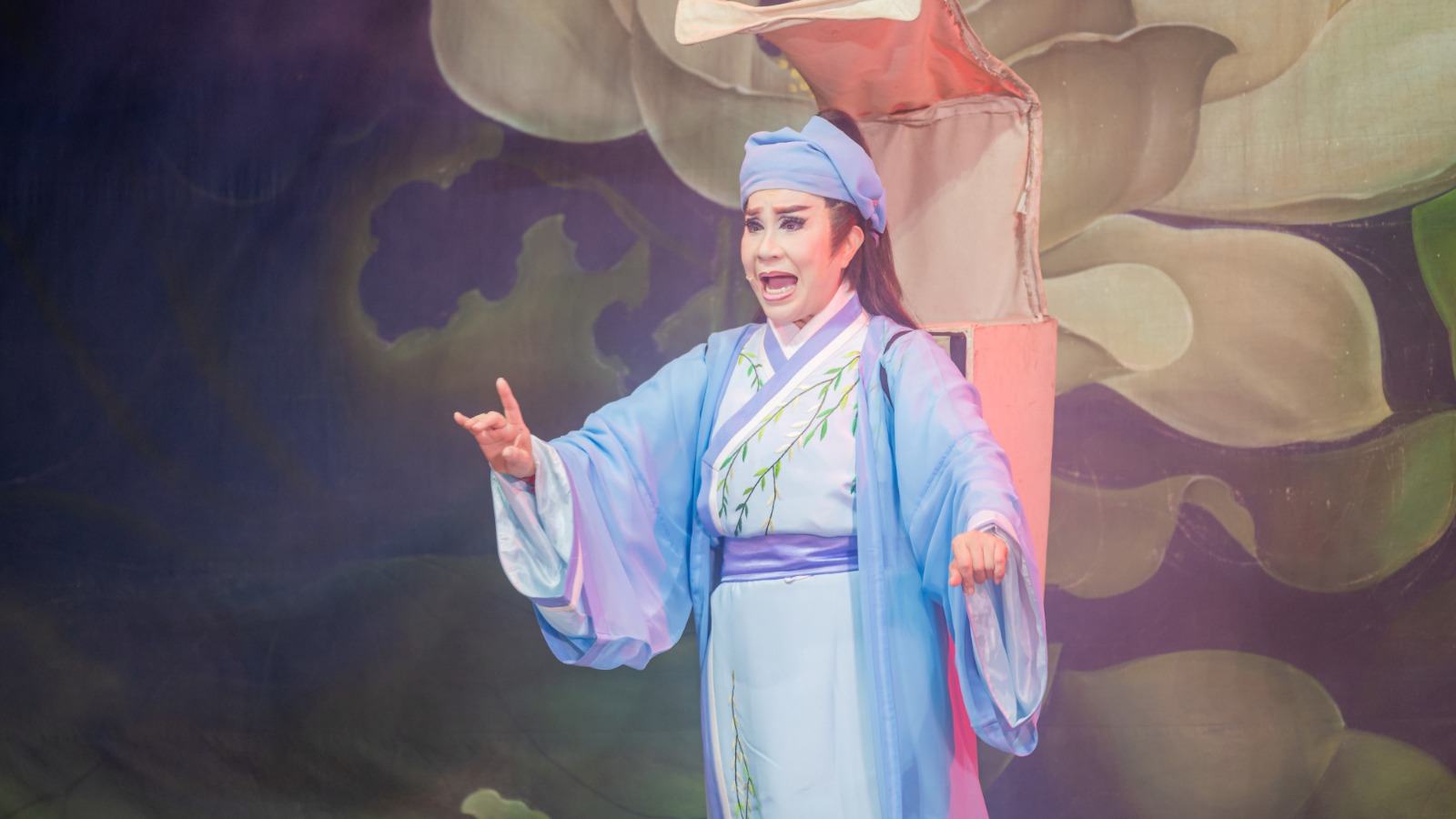 「明華園天字戲劇團」當家小生—陳昭香。