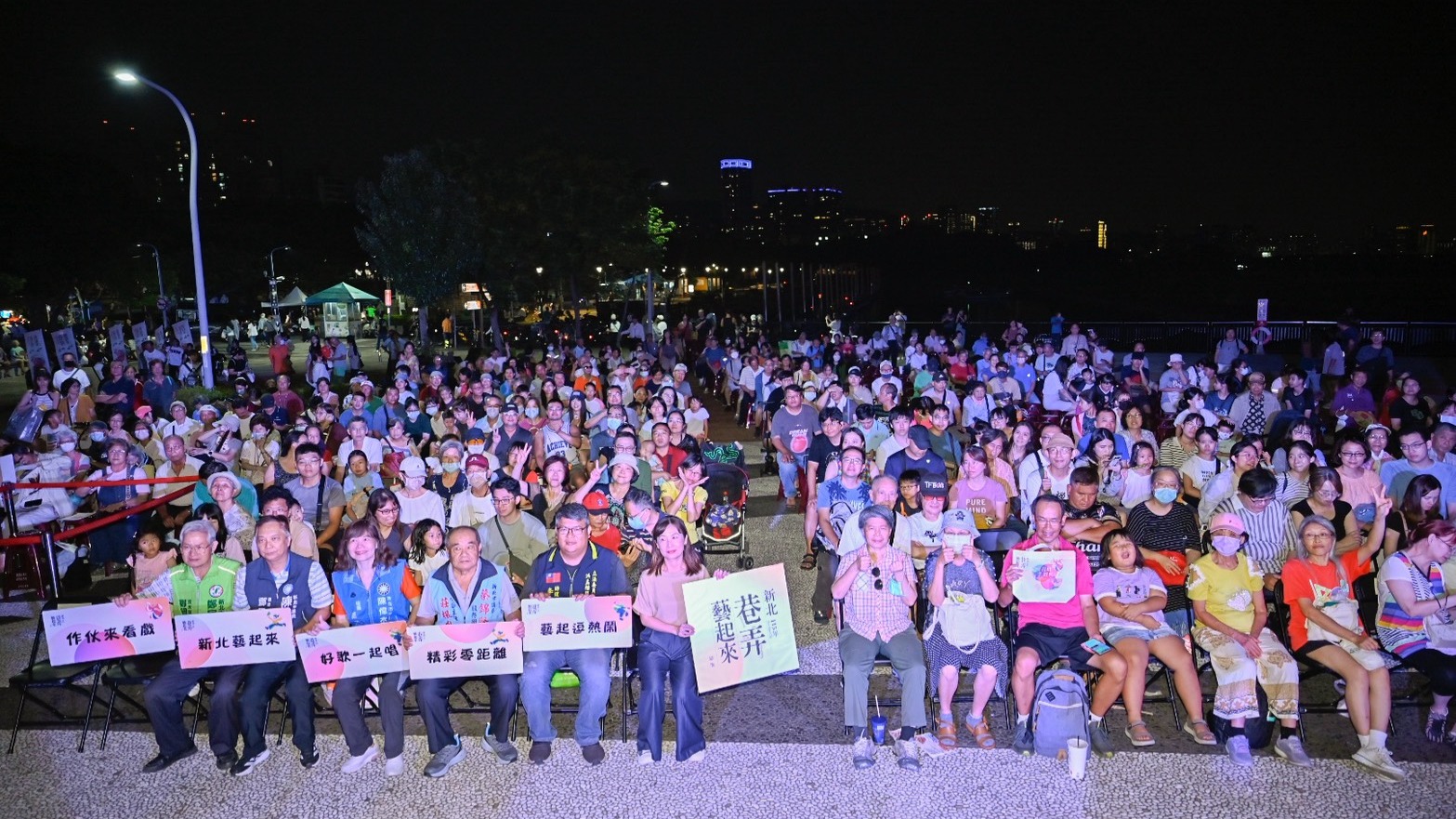 9月26日淡水場，演出前文化局陳春美專門委員及各級民意代表與現場觀眾合影留念。