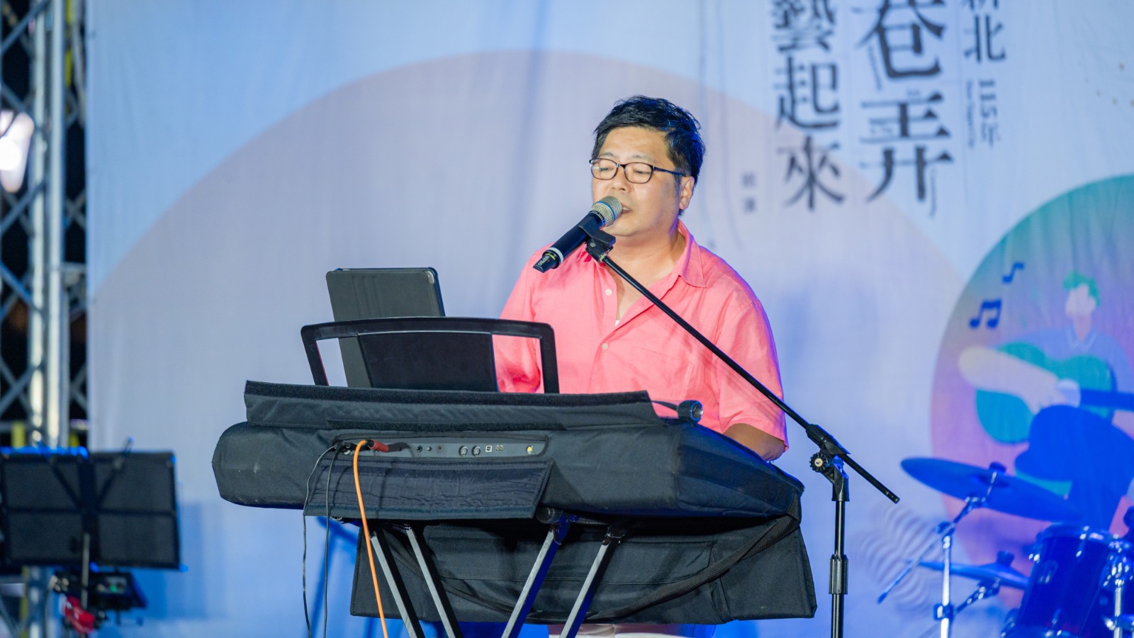 新店場「金韻民歌夜」由民歌西餐廳駐唱歌手古勝中率先帶來精采的民歌演唱。