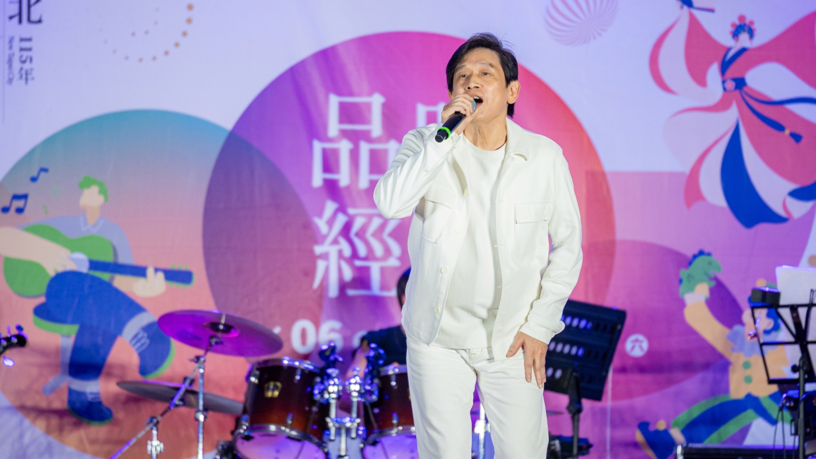 「金韻民歌夜」，三金歌王殷正洋演唱，聽得現場觀眾如癡如醉。