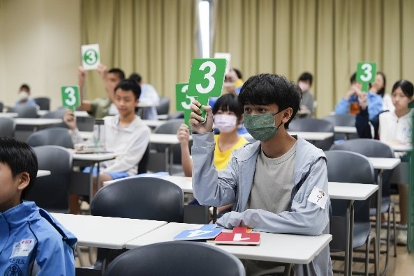 知識競賽序位PK賽，參加者舉牌答題