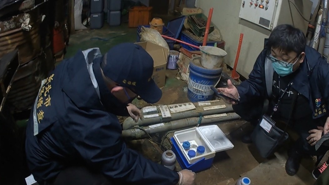 環保局於現場依法採集廢水水樣，進行初步檢測與後續送驗