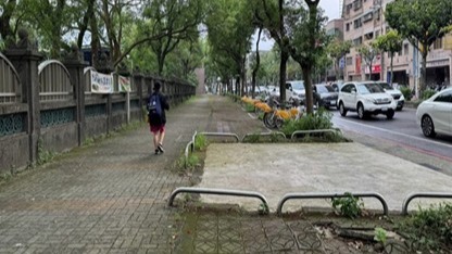 三峽區安溪國中人行道改善前照片