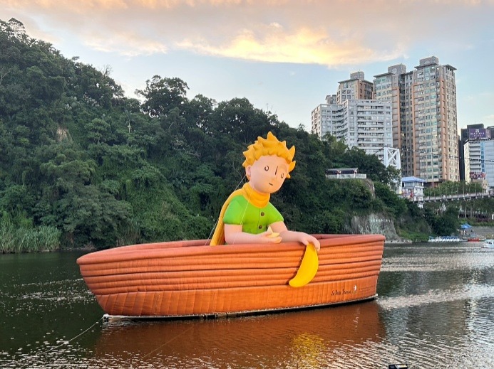 新北市市長與小王子一同合影，為碧潭地景裝置開幕活動揭開序幕。